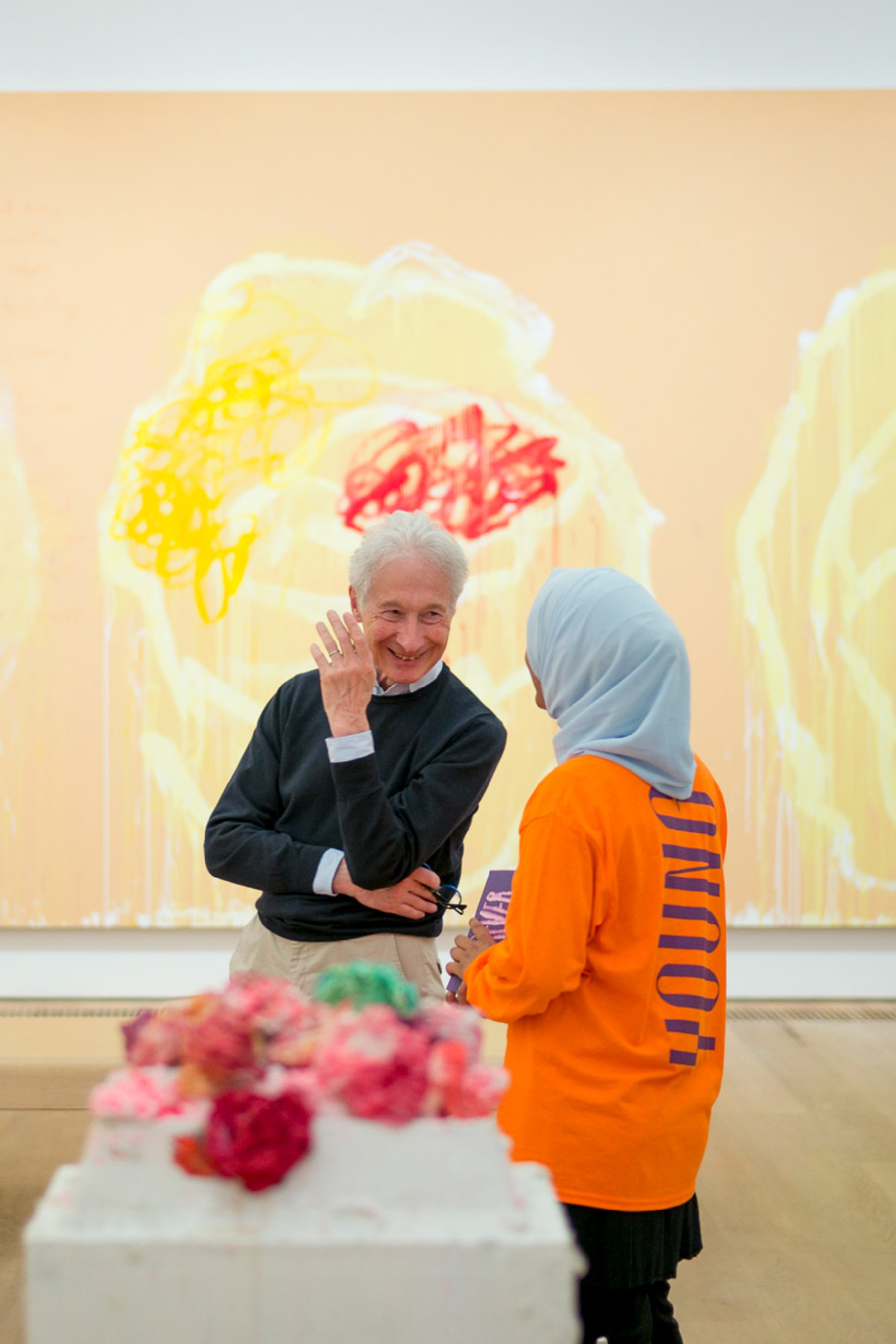Two people standing in front a painting by Cy Twombly in the Museum Brandhorst.